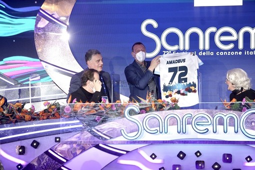 Amadeus con la maglia speciale della Sanremese