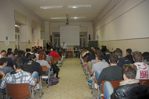 Imperia: il candidato sindaco Carlo Capacci incontra gli studenti dell'ITIS e dell'Istituto Nautico Imperia: il candidato sindaco Carlo Capacci incontra gli studenti dell'ITIS e dell'Istituto Nautico