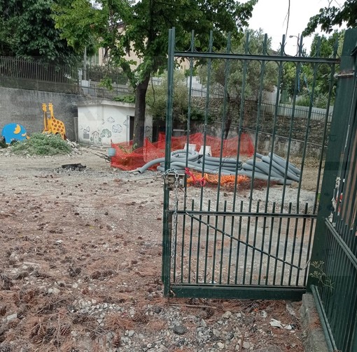 La situazione del cantiere e, sotto, quella precedente ai lavori e il progetto