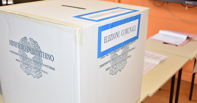 Bordighera, scheda annullata al seggio 4: elettore fotografa il voto, intervengono i carabinieri sul posto Bordighera, scheda annullata al seggio 4: elettore fotografa il voto, intervengono i carabinieri sul posto