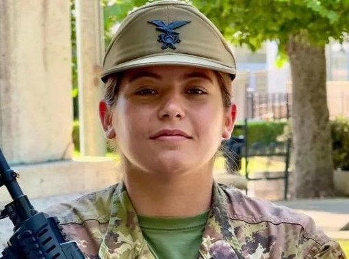 Riceve il cappello alpino con la penna nera, Ventimiglia consegna un crest alla giovane Chiara Perini