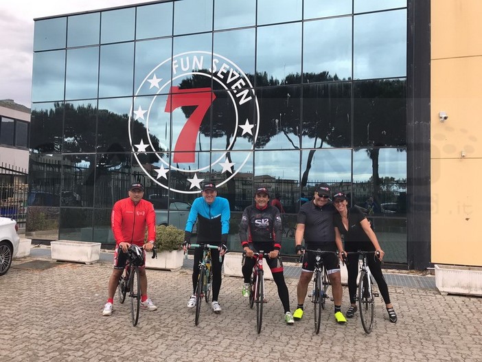 El 'Diablo' Claudio Chiappucci in riviera per consegnare il suo libro al Principe di Monaco ed al titolare della Fun Seven