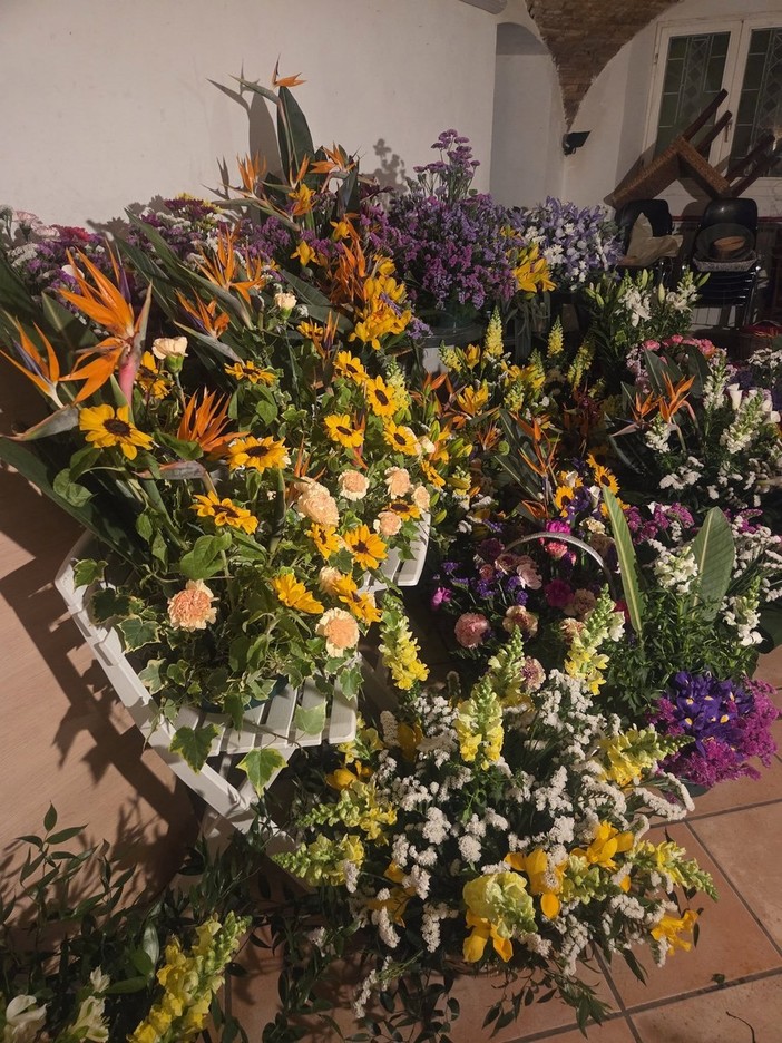 Due giorni di eventi, grande successo per "Carugi in Fiore" a Dolceacqua Due giorni di eventi, grande successo per "Carugi in Fiore" a Dolceacqua