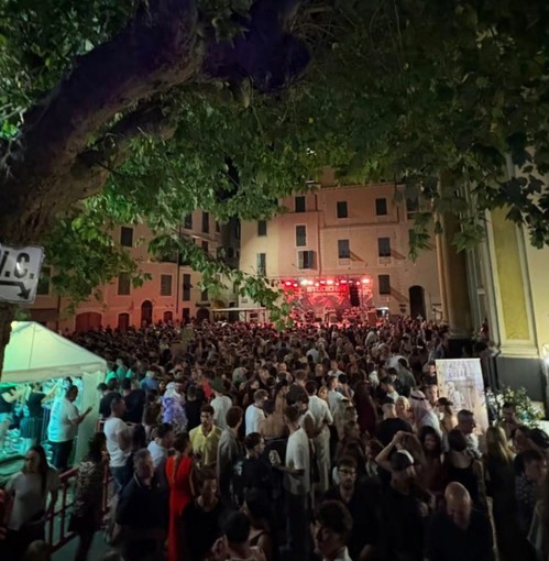 Dolceacqua, folla di persone al Carnevale estivo dei Dusaigoti: il prossimo evento sarà "Aspettando Ferragosto" (Foto) Dolceacqua, folla di persone al Carnevale estivo dei Dusaigoti: il prossimo evento sarà "Aspettando Ferragosto" (Foto)