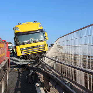 Incidente stradale sul viadotto Ponticelli della A10: camion sfonda il guard-rail e rimane in bilico