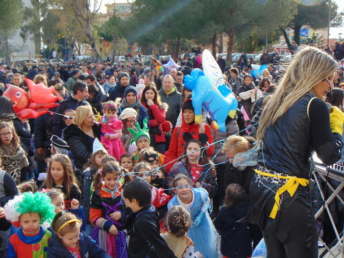 Pienone ieri pomeriggio a Vallecrosia per il ‘Carnevale dei Bambini’: bugie, cioccolata calda e la maschera più bella Pienone ieri pomeriggio a Vallecrosia per il ‘Carnevale dei Bambini’: bugie, cioccolata calda e la maschera più bella
