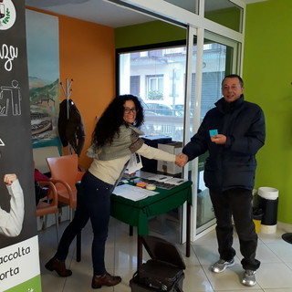 Riva Ligure: partita a gonfie vele la consegna dei kit per la differenziata 'porta a porta' (Foto) Riva Ligure: partita a gonfie vele la consegna dei kit per la differenziata 'porta a porta' (Foto)