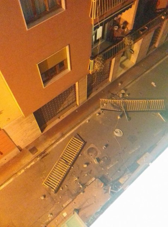 Ventimiglia: crolla la ringhiera di un balcone in via Metella, per fortuna non stava transitando nessuno Ventimiglia: crolla la ringhiera di un balcone in via Metella, per fortuna non stava transitando nessuno