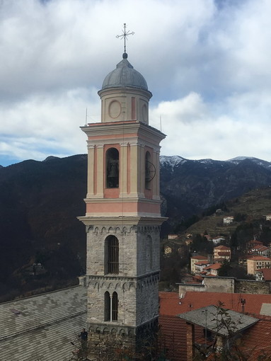 Triora: i rintocchi delle campane hanno scandito ieri il termine del restauro della Collegiata Triora: i rintocchi delle campane hanno scandito ieri il termine del restauro della Collegiata