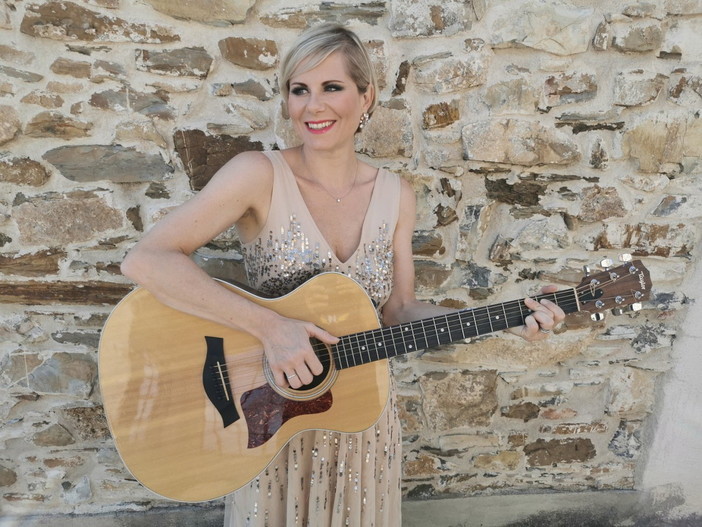 San Lorenzo al Mare diventa il set del nuovo video di Chiara Ragnini