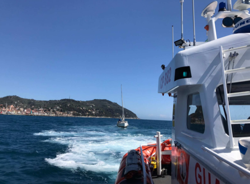 Bialbero di 16 metri in avaria, intervento della Guardia Costiera al largo di Bordighera Bialbero di 16 metri in avaria, intervento della Guardia Costiera al largo di Bordighera
