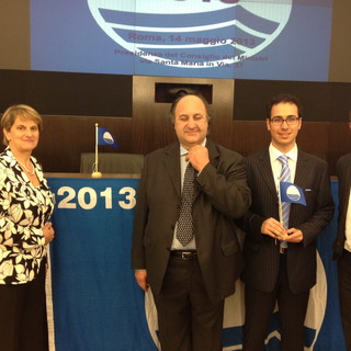 Cerimonia di consegna delle bandiere blu a Roma presso la presidenza del consiglio dei ministri. Da sinistra Marina Avegno Sindaco di San Lorenzo al mare, Claudio Mazza Presidente Fee Italia, Giampiero Alberti Assessore Camporosso e Giuseppe Sbezzo Malfei Consigliere comunale Sanremo Cerimonia di consegna delle bandiere blu a Roma presso la presidenza del consiglio dei ministri. Da sinistra Marina Avegno Sindaco di San Lorenzo al mare, Claudio Mazza Presidente Fee Italia, Giampiero Alberti Assessore Camporosso e Giuseppe Sbezzo Malfei Consigliere comunale Sanremo