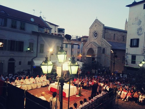 Sanremo: Con la solenne celebrazione in piazza si sono chiusi i festeggiamenti di San Siro 2017 (Foto) Sanremo: Con la solenne celebrazione in piazza si sono chiusi i festeggiamenti di San Siro 2017 (Foto)