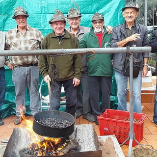 Vallecrosia: con gli Alpini una bella 'castagnata' la settimana scorsa per gli ospiti di 'Casa Rachele' (Foto) Vallecrosia: con gli Alpini una bella 'castagnata' la settimana scorsa per gli ospiti di 'Casa Rachele' (Foto)