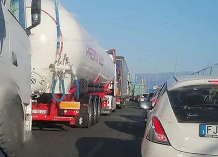 Code sull'autostrada: problemi per i turisti e i trasporti, una nostra lettrice "Situazione intollerabile"