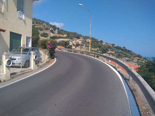 Curve cieche sulla strada per Cipressa, un lettore chiede l'allargamento della carreggiata Curve cieche sulla strada per Cipressa, un lettore chiede l'allargamento della carreggiata