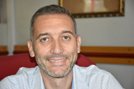 Balneazione e Bandiera Blu, Fichera replica a Cascino: "Mente sapendo di mentire, ora serve collaborare" Balneazione e Bandiera Blu, Fichera replica a Cascino: "Mente sapendo di mentire, ora serve collaborare"