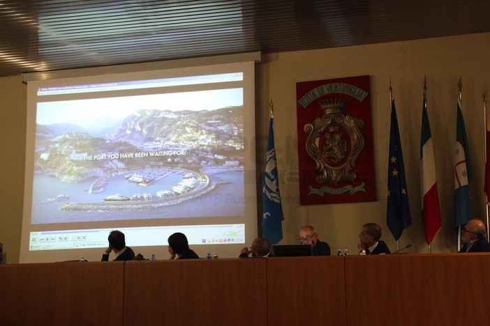 Ventimiglia: il Sindaco Ioculano presenta in Consiglio Comunale il nuovo porto di Cala del Forte: “Una svolta per una città che è pronta a rilanciarsi” Ventimiglia: il Sindaco Ioculano presenta in Consiglio Comunale il nuovo porto di Cala del Forte: “Una svolta per una città che è pronta a rilanciarsi”