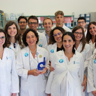 AIRC sceglie un Nastro Rosa incompleto come simbolo dell’impegno dei ricercatori per rendere sempre più curabili anche le forme più aggressive di tumore al seno