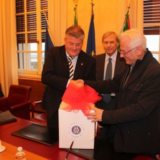 Imperia: consegnati dal Rotary Club Imperia circa 800 pacchi alimentari a favore delle famiglie bisognose