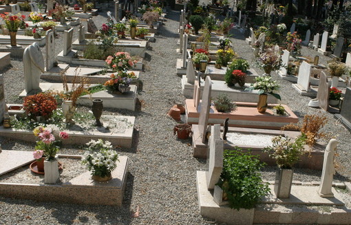 Ventimiglia: sporcizia e disordine al cimitero comunale, la segnalazione di una cittadina