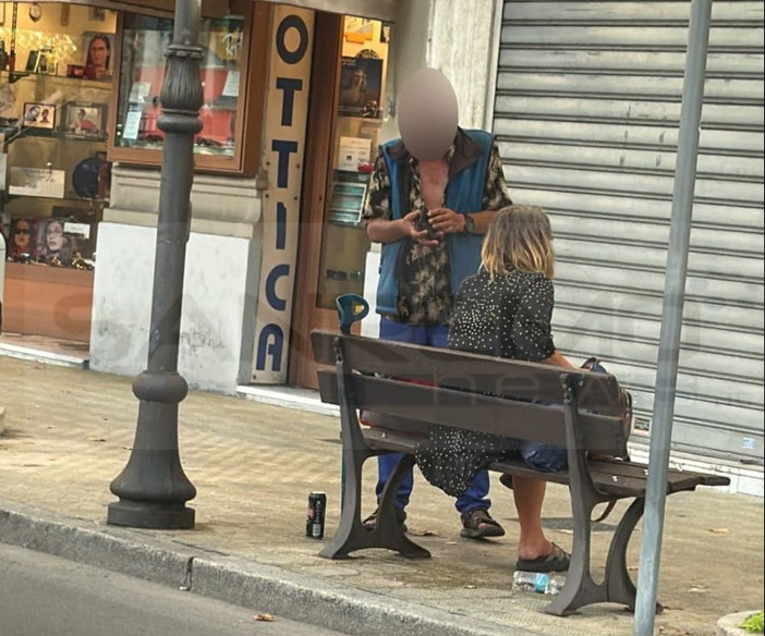 Sanremo, tornano degrado e bivacchi in corso Garibaldi: doppio intervento di Carabinieri, Polizia Locale e Commissariato (Foto) Sanremo, tornano degrado e bivacchi in corso Garibaldi: doppio intervento di Carabinieri, Polizia Locale e Commissariato (Foto)
