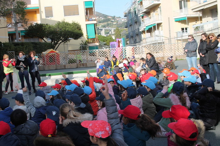 Sanremo: consegnate le borracce 'plastic free' agli alunni della 'Casa dei bambini' e della 'Montessori' (Foto)