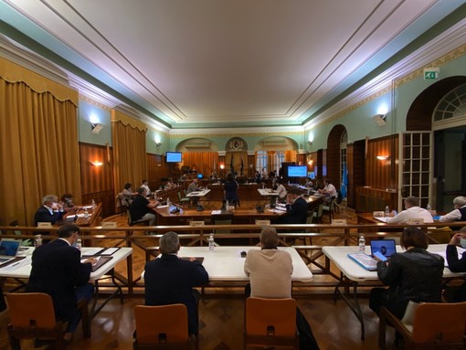 Le immagini dalla sala consiliare di Palazzo Bellevue Le immagini dalla sala consiliare di Palazzo Bellevue