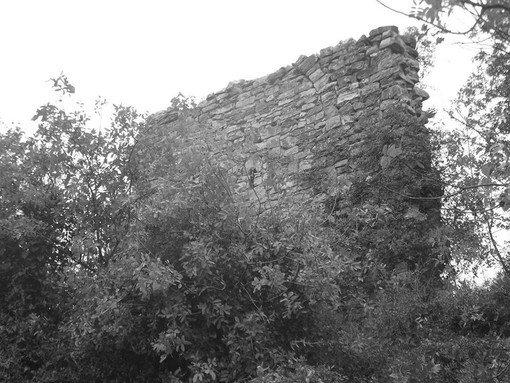 Il castello medievale di Bestagno: uno degli esempi più interessanti di architettura militare medioevale in Liguria Il castello medievale di Bestagno: uno degli esempi più interessanti di architettura militare medioevale in Liguria