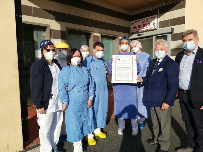 Il Sindaco di Ventimiglia ha consegnato i diplomi da 'Angeli del Covid' agli operatori degli ospedali di Sanremo e Bordighera