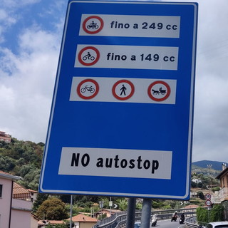 Sanremo: da 8 mesi la nuova normativa prevede che i 125 possano andare in Aurelia Bis ma i cartelli lo vietano ancora (Foto) Sanremo: da 8 mesi la nuova normativa prevede che i 125 possano andare in Aurelia Bis ma i cartelli lo vietano ancora (Foto)