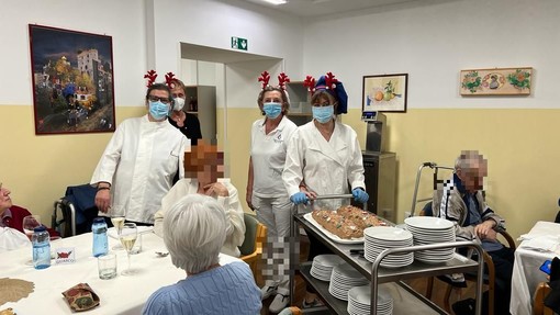 Imperia: è tornata la tradizione del pranzo di Natale con i parenti degli ospiti alla Rsa 'Opere pie Agnesi' (Foto) Imperia: è tornata la tradizione del pranzo di Natale con i parenti degli ospiti alla Rsa 'Opere pie Agnesi' (Foto)