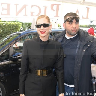 Sanremo: Chiara Ferragni lascia per il pranzo la casa di Cipressa e piomba nella piazza della movida (Foto)