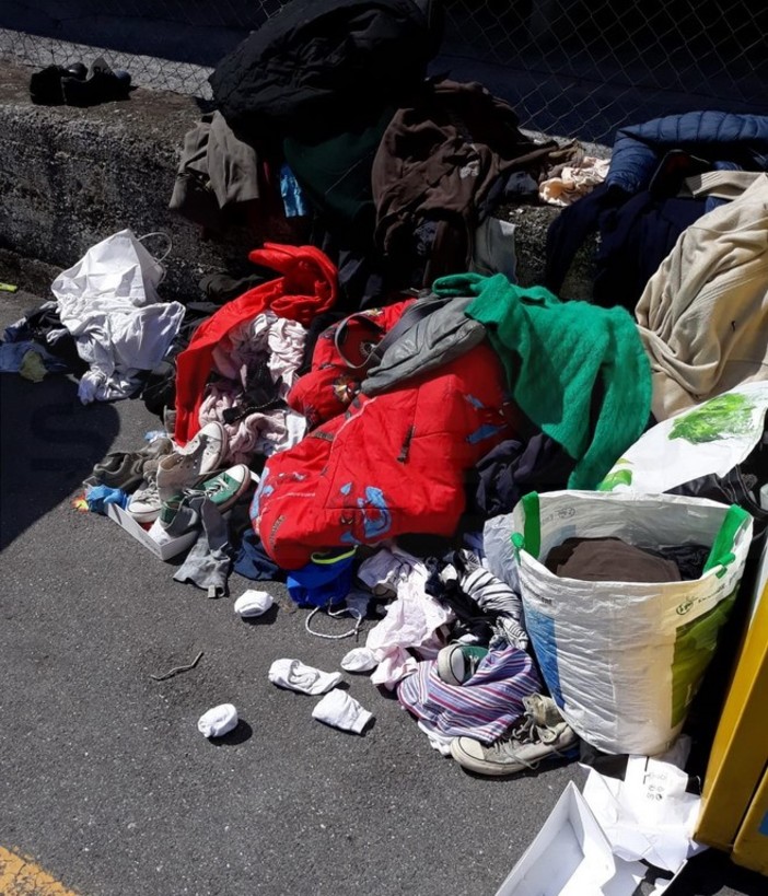 Sanremo: cassonetti della Caritas 'invasi' dai vestiti, nuova situazione di degrado in via Agosti (Foto)