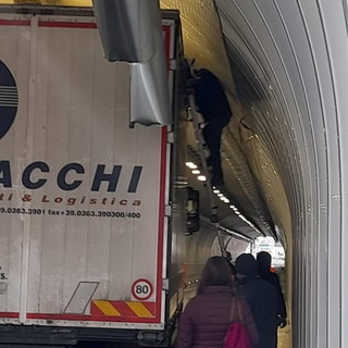 Ventimiglia: camion si 'incastra' nella galleria della Marina di San Giuseppe (Foto)