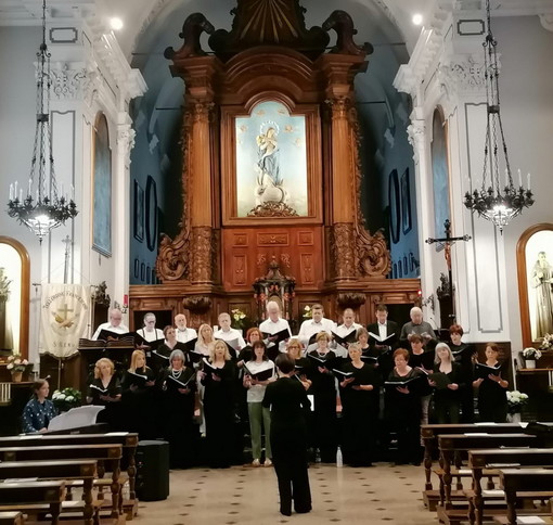 Applausi e richieste di 'Bis' per il concerto del coro 'Nova Tempora' nel ricordo del fondatore Paolo Caravati (Foto) Applausi e richieste di 'Bis' per il concerto del coro 'Nova Tempora' nel ricordo del fondatore Paolo Caravati (Foto)