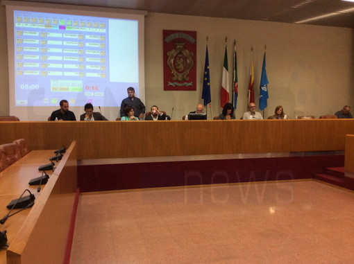 Ventimiglia: il bilancio passa l'esame del Consiglio, via libera alle prime due variazioni. Pareggio stimato a oltre 29 milioni