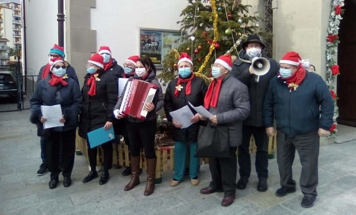 Cantando il Natale per le strade del borgo: don Massimo e il coro domani fanno il ‘Bis’