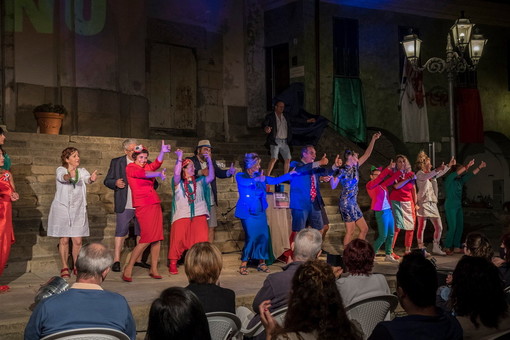 Perinaldo: successo per lo spettacolo ‘Coviddi Tuttu l'Annu’ di Liber Theatrum Perinaldo: successo per lo spettacolo ‘Coviddi Tuttu l'Annu’ di Liber Theatrum