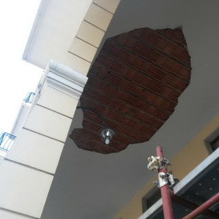 Imperia: crolla una parte del soffitto dei portici di piazza Dante, zona transennata e negozi chiusi Imperia: crolla una parte del soffitto dei portici di piazza Dante, zona transennata e negozi chiusi