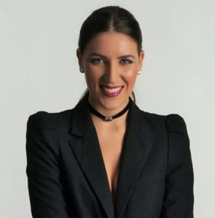 Crina Popescu, poetessa, filosofo, attrice e persona di cultura nata in Repubblica Moldavia, cresciuta in Romania e trasferita a Bordighera