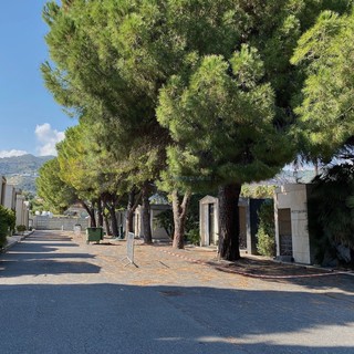 Sanremo, manutenzione straordinaria del cimitero di Valle Armea: nuovi vialetti e aiuole per migliorare l’accesso alle tombe di famiglia Sanremo, manutenzione straordinaria del cimitero di Valle Armea: nuovi vialetti e aiuole per migliorare l’accesso alle tombe di famiglia