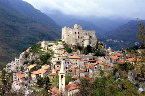 'Miracolo a Castelvecchio di Rocca Barbena', il nuovo romanzo ligure di Ippolito Edmondo Ferrario 'Miracolo a Castelvecchio di Rocca Barbena', il nuovo romanzo ligure di Ippolito Edmondo Ferrario