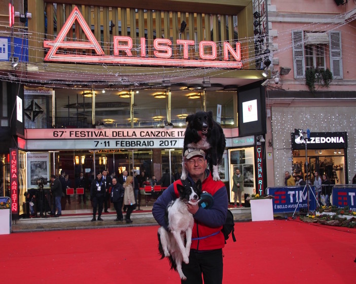 Cani acrobati sul ‘red carpet’, il Festival di Sanremo è anche questo (foto e video)