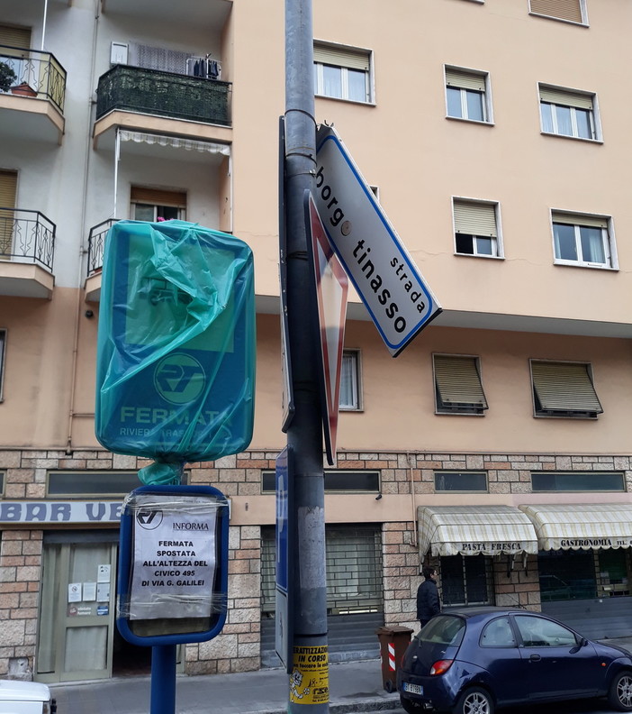 Sanremo: cartello barcollante all'inizio di strada Borgo Tinasso, la segnalazione di un lettore (Foto)