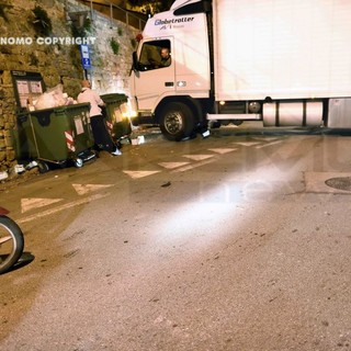 Sanremo: camion incastrato in strada Sen. Marsaglia, per farlo ripartire vengono spostati i cassonetti Sanremo: camion incastrato in strada Sen. Marsaglia, per farlo ripartire vengono spostati i cassonetti