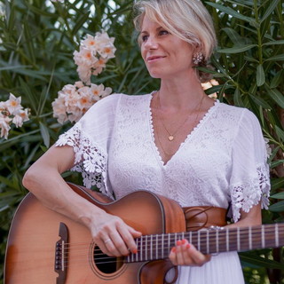 La cantautrice di Lingueglietta Chiara Ragnini vince il 'Premio Internazionale Stellina' di Viareggio