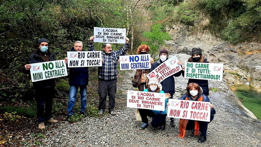 Pigna: questa mattina il cimento 'da brividi' per dire no alla centrale idroelettrica sul Rio Carne (Foto) Pigna: questa mattina il cimento 'da brividi' per dire no alla centrale idroelettrica sul Rio Carne (Foto)