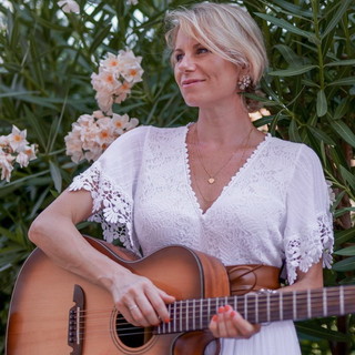 Chiara Ragnini ci accoglie nella sua 'Casa sul mare': ecco il nuovo singolo della cantautrice imperiese (Video) Chiara Ragnini ci accoglie nella sua 'Casa sul mare': ecco il nuovo singolo della cantautrice imperiese (Video)