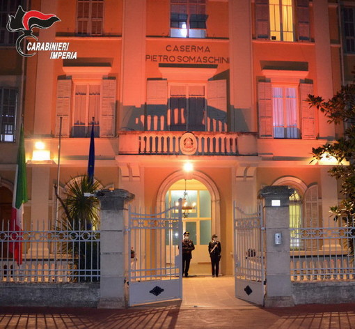 Anche a Imperia i Carabinieri si illuminano di arancione per la lotta contro la violenza alle donne (Video)